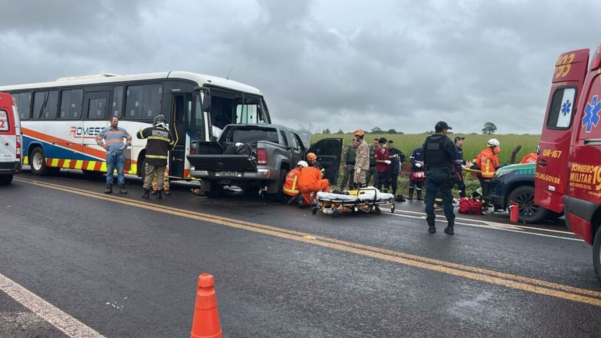 Batida entre &ocirc;nibus e caminhonete deixa um morto na MS-040 