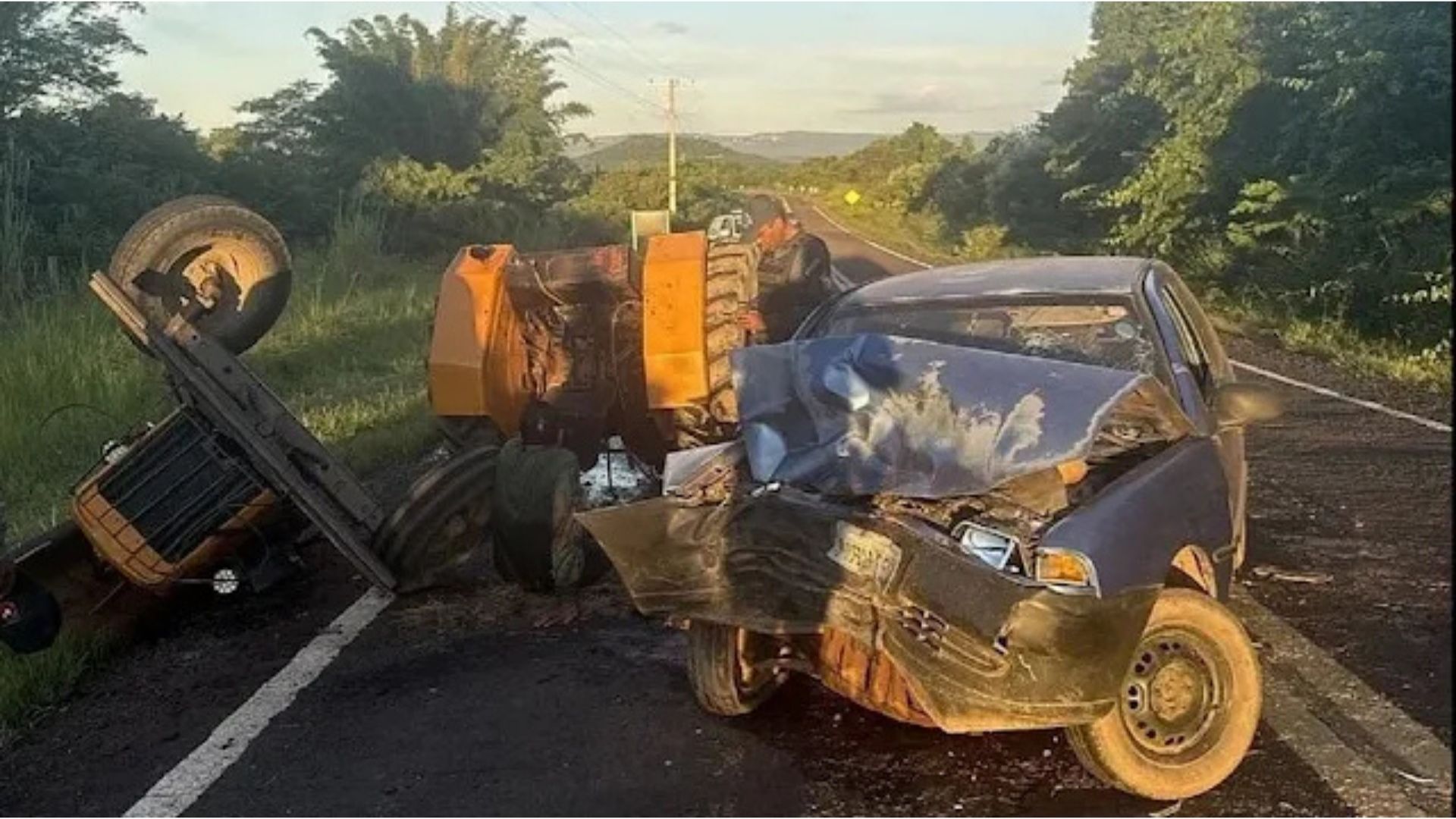 Batida entre carro e trator deixa quatro feridos na MS-080