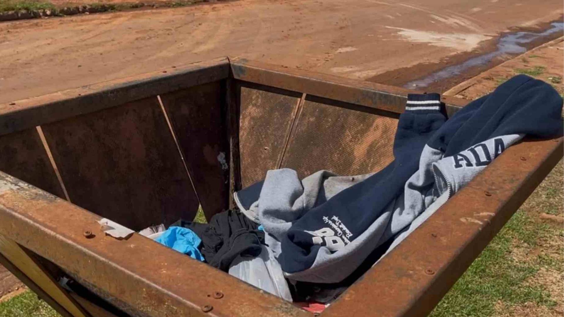 Pai de beb&ecirc; encontrado morto em lixeira se apresenta &agrave; pol&iacute;cia