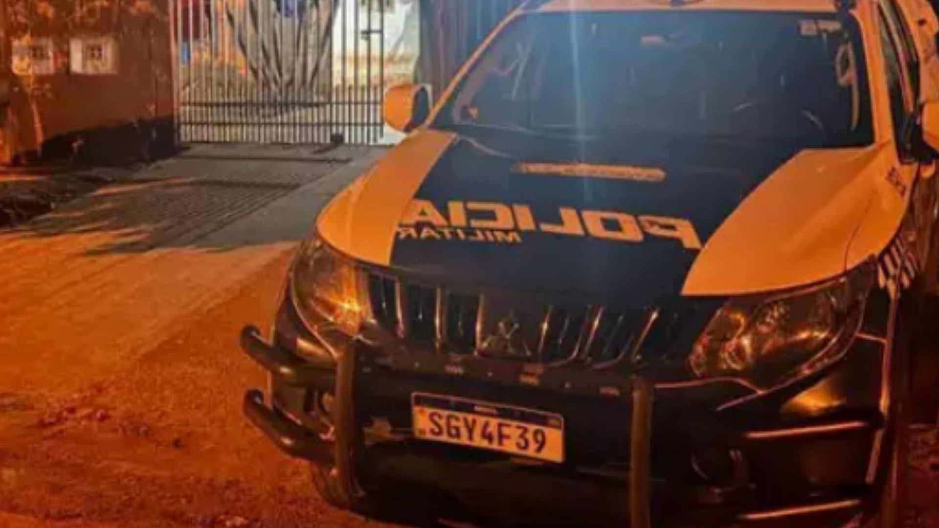 Jovem tem casa invadida e &eacute; assassinado na frente da esposa e dos 4 filhos