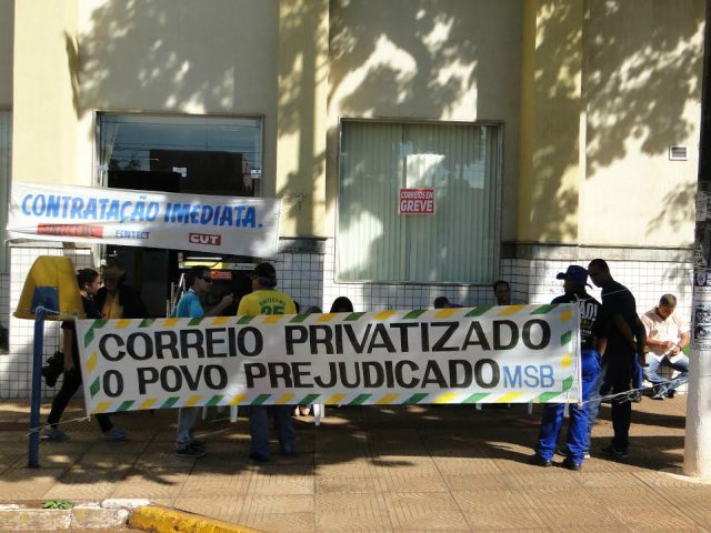 Funcionários dos Correios em greve se reúnem em frente a agência central em Dourados /  