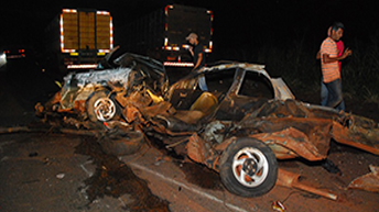 Os dois veículos ficaram totalmentes destruídos - Foto: Tiago Apolinário/Da hora Bataguassu /  