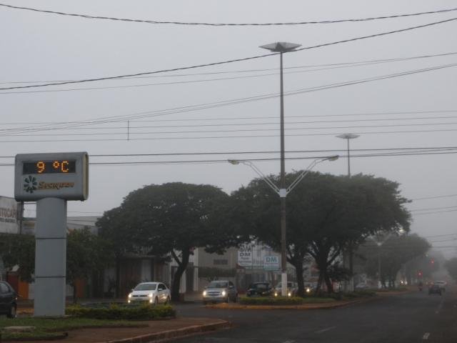 Termômetro na Hayel Bon Faker, em Dourados, marca 9 graus às 6h40 (Foto: Helio de Freitas) /  