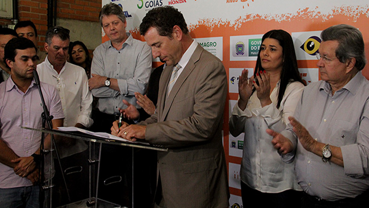 Ato solene de assinatura de contrato foi realizada na Fundtur. Na foto, Marcos Moraes assina o documento. Foto: Assessoria /  