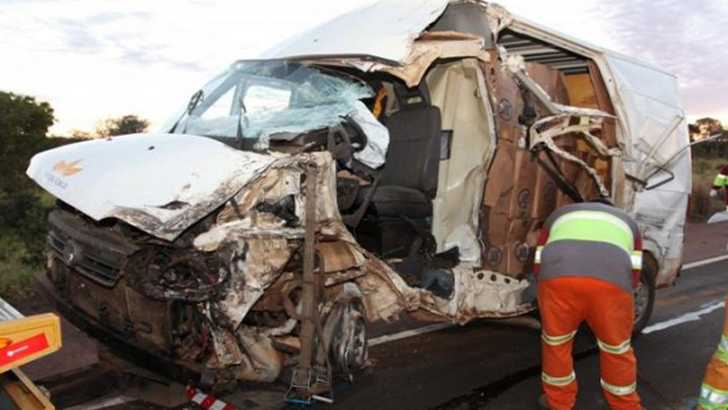 Lateral do veículo ficou bastante destruída). Foto: PC de Souza/Edição MS) /  