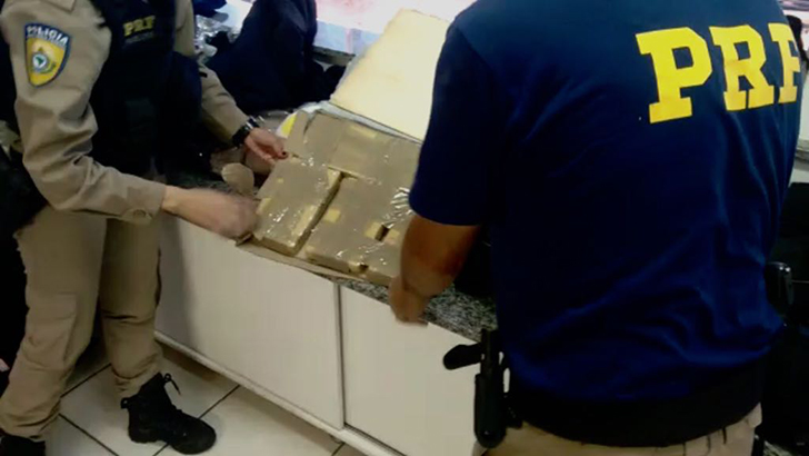 Policiais encontraram no fundo falso de duas malas 12 tabletes de cocaína. - Foto: Divulgação/PRF /  