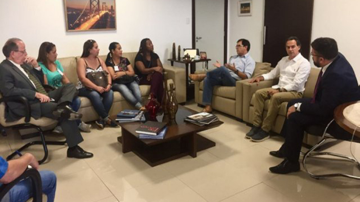 Marquinhos Trad (camisa branca) durante reunião com desembargadores do TRT. (Foto: Divulgação/Assessoria) /  