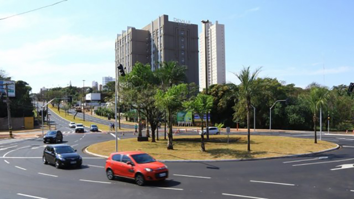 Rotatória ganhou novos itens para dar fluidez ao trânsito. (Foto: Edemir Rodrigues/Governo de MS) /  
