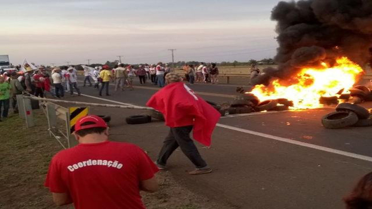 Bloqueios acontecem em quatro rodovias de MS. Na BR-060, protestantes colocaram fogo em pneus bloqueando passagem. (Foto: Direto das Ruas). / Renata Volpe Haddad 