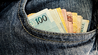 Dinheiro no bolso: R$ 2,9 bilhes sero depositados no dia 16 para 2.428.985 contribuintes. (Foto: Arquivo/Agncia Brasil) /  