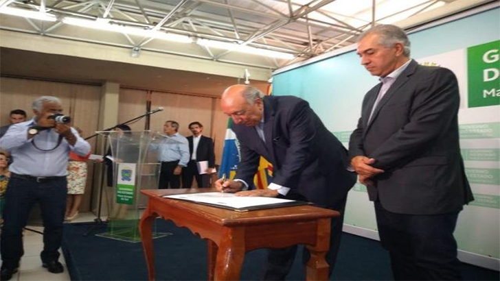 Chaves assinou termo, ao lado do governador (à direita), na última sexta-feira. (Foto: Leonardo Rocha) / Aline dos Santos 