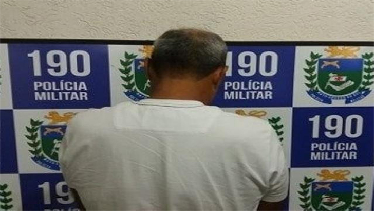 Acusado de estupro após ser preso pela Polícia Militar. (Foto: Ponta Porã Informa) / Adriano Fernandes 