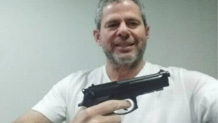 Dario Messer, o doleiro, postou foto com pistola que foi rastreada para a casa da Família Mota - Foto: Foto: Reprodução / GLAUCEA VACCARI 